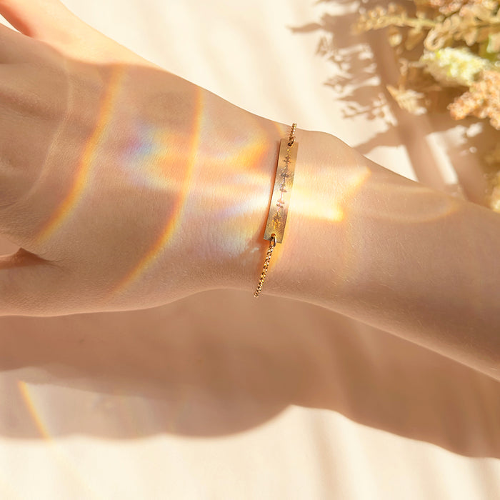 Personalized mom bracelet with heartbeat and name engraving